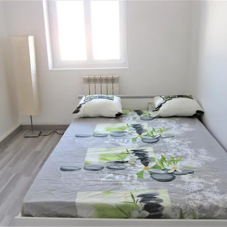 Location 4 Pieces Proche Centre-ville Et Autoroutes *